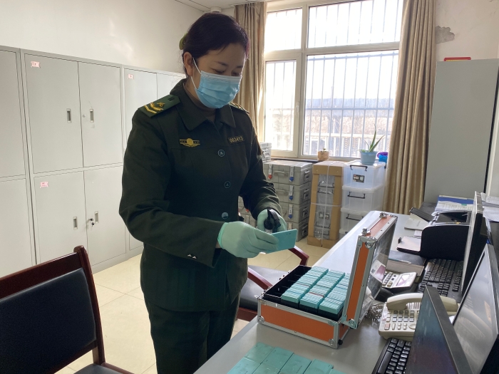 河沙镇站值班会计石艳华对回收CPC卡进行集中消毒--摄影杨利芳.JPG