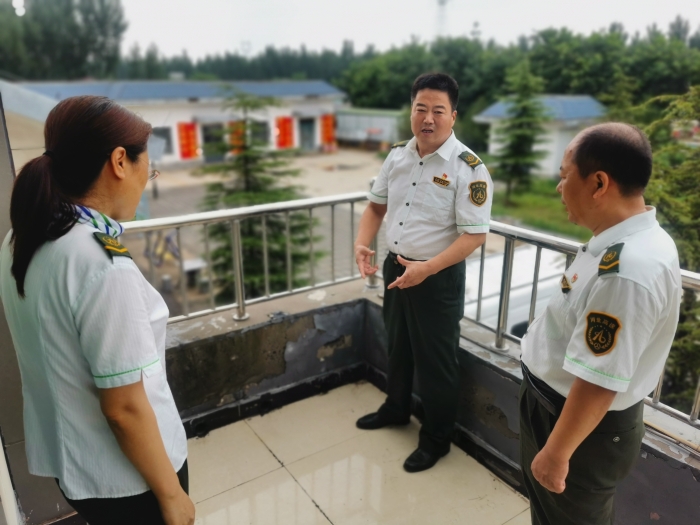 河沙镇站进行雨后全面排除工作，摄影封慧敏