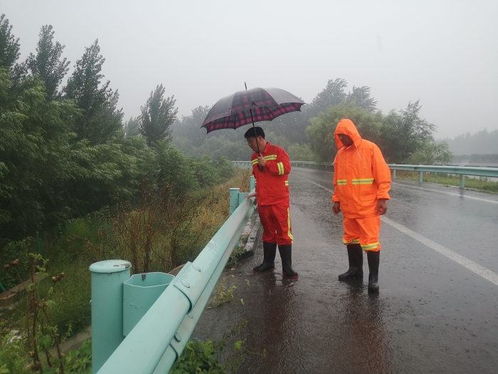 2021.7.11邯郸南养护工区雨中巡查汛情 作者：卢乐
