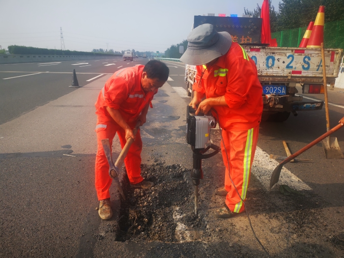 邢台养护工区修复路面病害 确保安全度汛