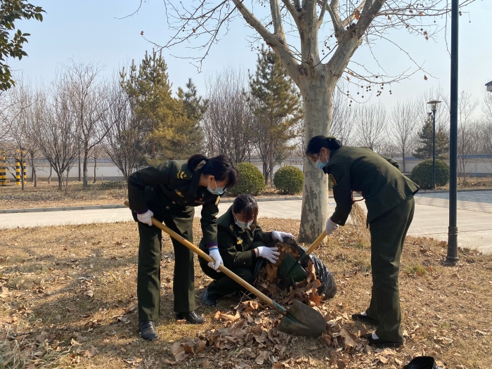 2022-2-25-邢台收费站-站领导组织职工清理院区落叶，全面做好春季消防安全工作-邢台站 金铭 摄