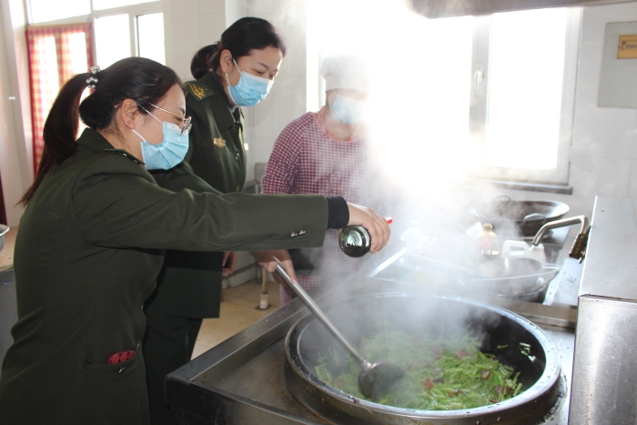 3月7日，河沙镇站女职工学习制作腊肉烧芹菜，摄影杨利芳