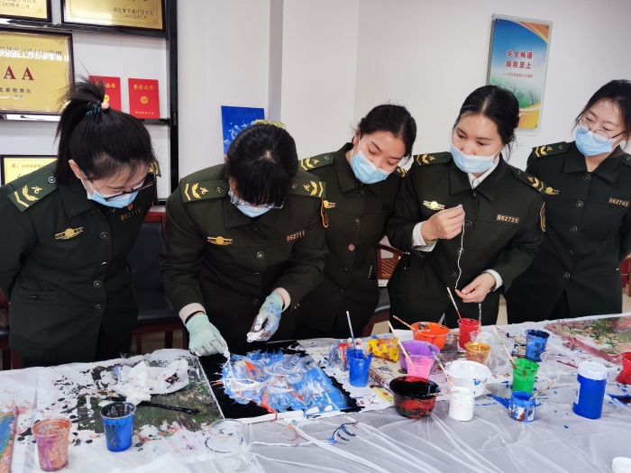 3月8日，沙河站开展“迎三八 学彩绘 精技艺”活动，摄影：张新增