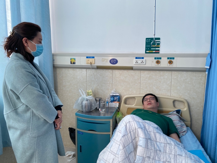 河沙镇站工会探望生病住院职工，摄影杨利芳