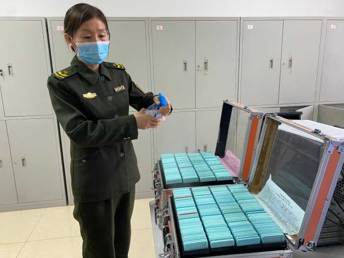河沙镇站值班会计对cpc卡进行消毒，摄影杨利芳