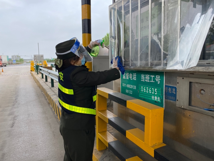 邢台南站职工对站口环境进行消毒