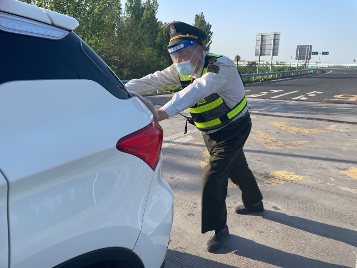 2022-5-4河沙镇站积极帮助司乘推车，摄;刘刚