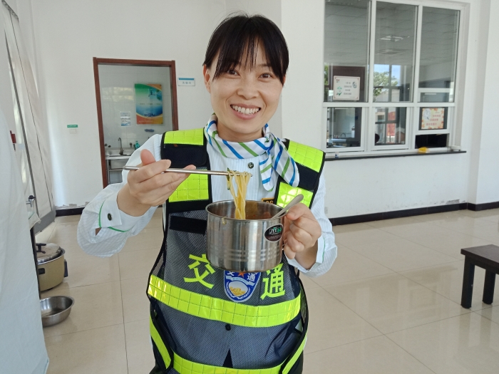 河沙镇站职工享受特色美食-朝鲜冷面，摄影杨利芳