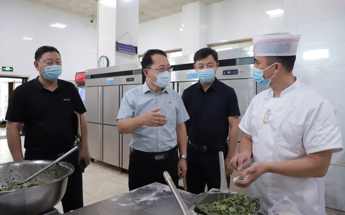 石安分公司纪委实地察看食堂常态化疫情防控措施落实情况