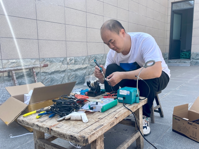 2023-3-13-稽核管理中心-自主创新制作伸缩式绿通验货探测仪-摄沈政