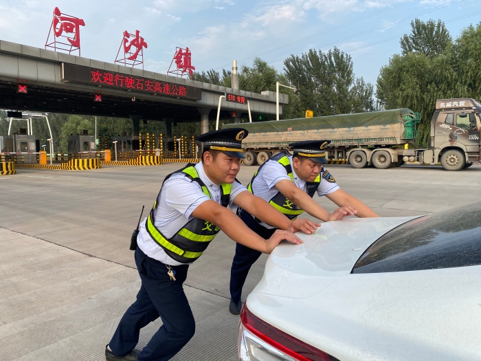 河沙镇站帮助司乘推车，摄影杨利芳