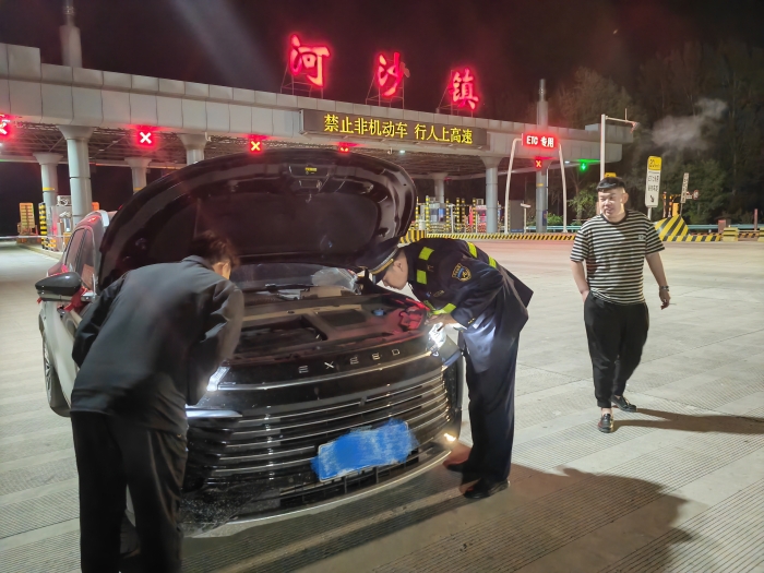 石安分公司河沙镇站收费班长刘刚积极帮助故障车辆2，摄卢健南