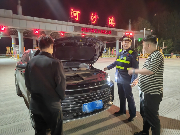 石安分公司河沙镇站收费班长刘刚积极帮助故障车辆1，摄卢健南