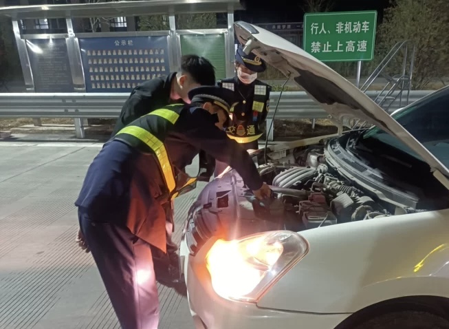 【石家庄东收费站】车辆突发故障陷囧途 暖心推车解难显担当